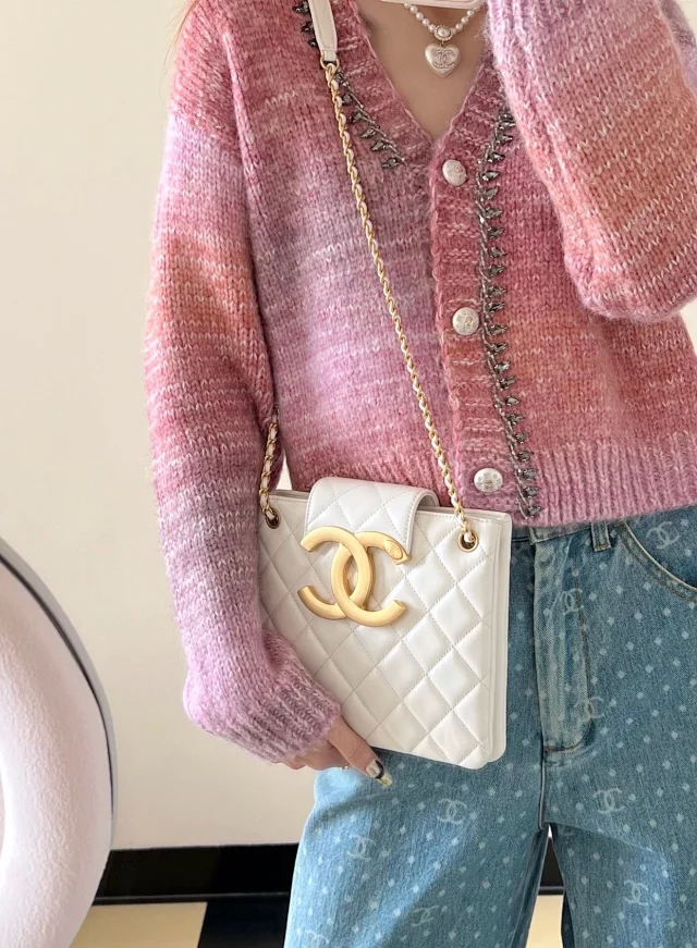  【CHANEL】シャネル スーパーコピー ビッグロゴ ショッピングバッグ チェーンバッグ ホワイト（AS4596 B15010 10601）