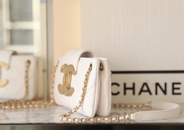 【CHANEL】シャネル スーパーコピー 大きなロゴマーク ショルダーバッグ ホワイト  CHANEL 002