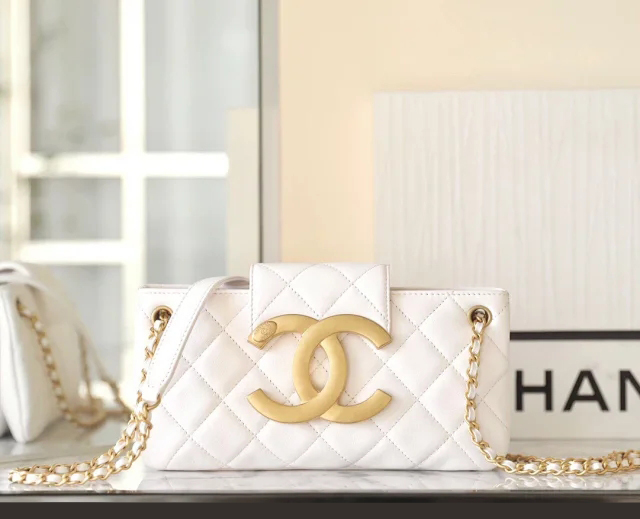 【CHANEL】シャネル スーパーコピー 大きなロゴマーク ショルダーバッグ ホワイト  CHANEL 002