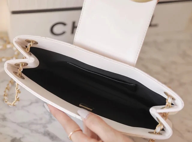 【CHANEL】シャネル スーパーコピー 大きなロゴマーク ショルダーバッグ ホワイト  CHANEL 002