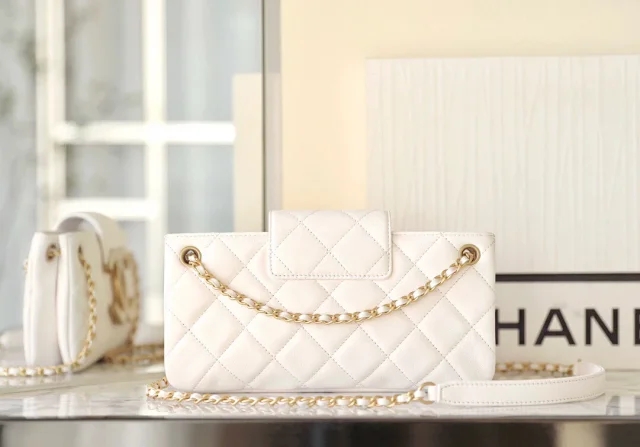 【CHANEL】シャネル スーパーコピー 大きなロゴマーク ショルダーバッグ ホワイト  CHANEL 002