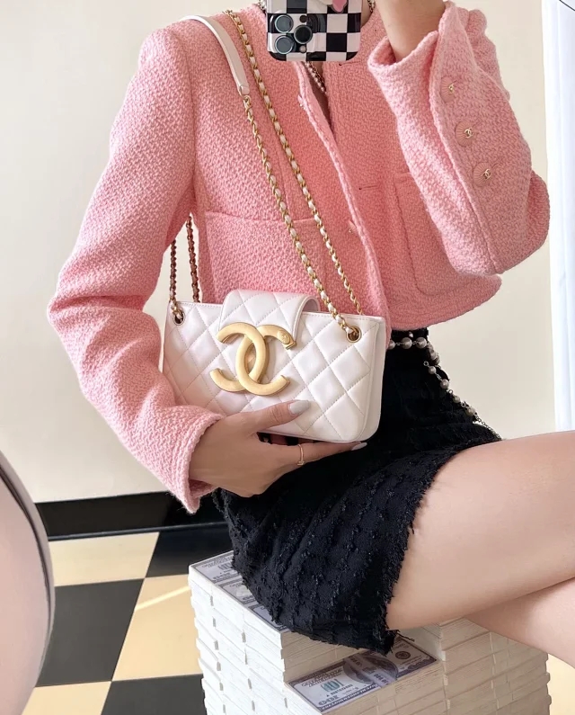 【CHANEL】シャネル スーパーコピー 大きなロゴマーク ショルダーバッグ ホワイト  CHANEL 002