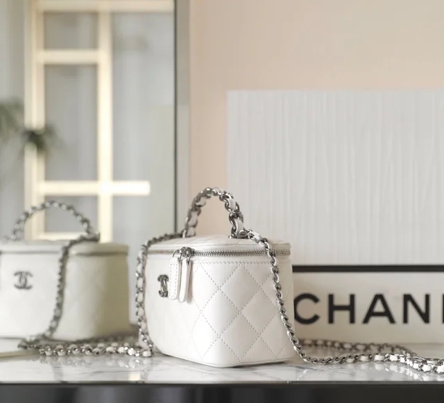 【CHANEL】シャネル スーパーコピー チェーンクラッチ バニティバッグ（AP3593 B14291 10601）