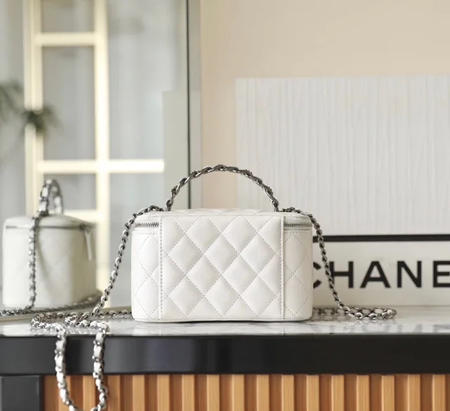【CHANEL】シャネル スーパーコピー チェーンクラッチ バニティバッグ（AP3593 B14291 10601）