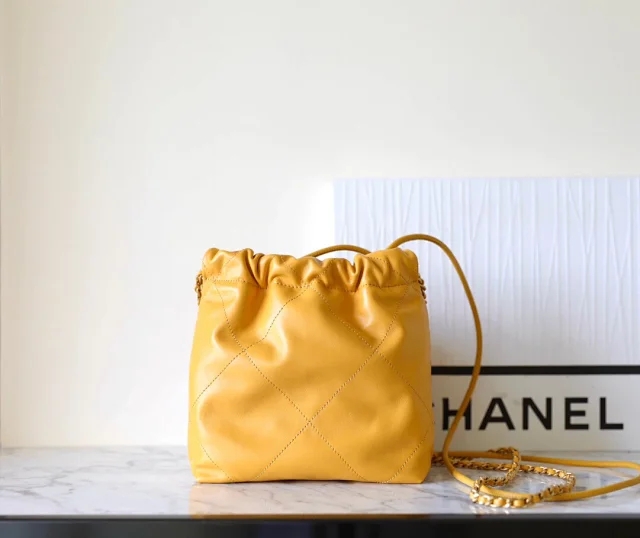 【CHANEL】シャネル スーパーコピー 23A ミニトートバッグ 22bag カーフスキン マスタード（AS3980）