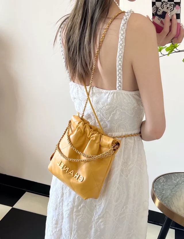 【CHANEL】シャネル スーパーコピー 23A ミニトートバッグ 22bag カーフスキン マスタード（AS3980）
