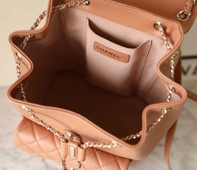 【CHANEL】シャネル スーパーコピー スモール バックパック カーフスキン（AS2908 B09750 NU907）