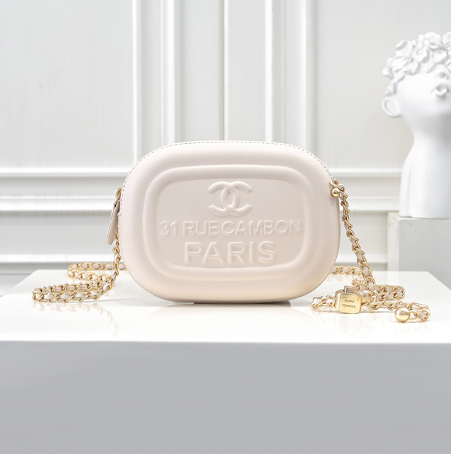 【CHANEL 】シャネル スーパーコピー 2024/25年 クルーズ コレクション ショー ミニ カメラ バッグ ホワイト（AS5318 B18787 10601）
