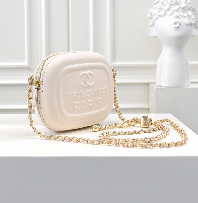 【CHANEL 】シャネル スーパーコピー 2024/25年 クルーズ コレクション ショー ミニ カメラ バッグ ホワイト（AS5318 B18787 10601）
