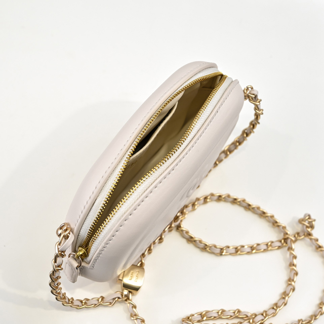 【CHANEL 】シャネル スーパーコピー 2024/25年 クルーズ コレクション ショー ミニ カメラ バッグ ホワイト（AS5318 B18787 10601）