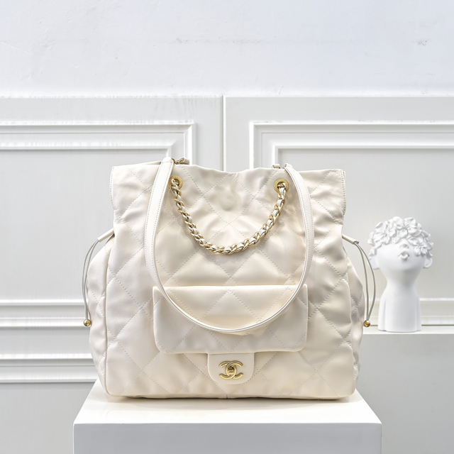 【CHANEL 】シャネル スーパーコピー 2024/25年 クルーズ コレクション ショー ショッピング バッグ ホワイト（AS5315 B19030 10601）