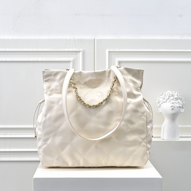 【CHANEL 】シャネル スーパーコピー 2024/25年 クルーズ コレクション ショー ショッピング バッグ ホワイト（AS5315 B19030 10601）