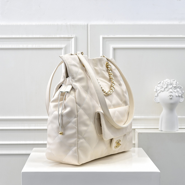 【CHANEL 】シャネル スーパーコピー 2024/25年 クルーズ コレクション ショー ショッピング バッグ ホワイト（AS5315 B19030 10601）