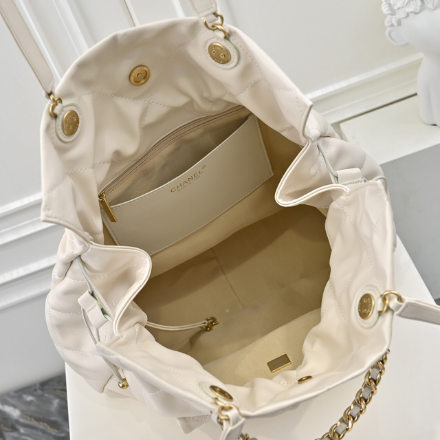 【CHANEL 】シャネル スーパーコピー 2024/25年 クルーズ コレクション ショー ショッピング バッグ ホワイト（AS5315 B19030 10601）