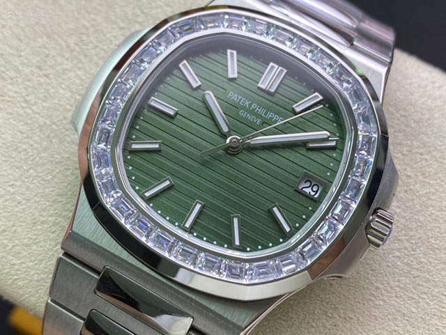 【PATEK PHILIPPE】パテックフィリップ スーパーコピー ノーチラス 5711/1300A-001 グリーン ジェム・セッティング【3K工場出品】