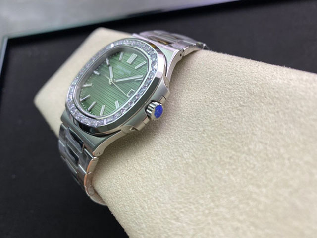 【PATEK PHILIPPE】パテックフィリップ スーパーコピー ノーチラス 5711/1300A-001 グリーン ジェム・セッティング【3K工場出品】