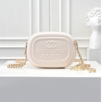 【CHANEL 】シャネル スーパーコピー 2024/25年 クルーズ コレクション ショー ミニ カメラ バッグ ホワイト（AS5318 B18787 10601）