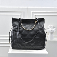 【CHANEL 】シャネル スーパーコピー 2024/25年 クルーズ コレクション ショー ショッピング バッグ ブラック（AS5315）