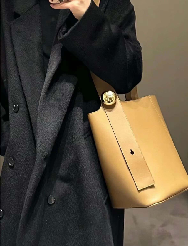 【LOEWE】ロエベ スーパーコピー ペブル バケットバッグ ミディアム（メローカーフ）オーク AANBBBWX01