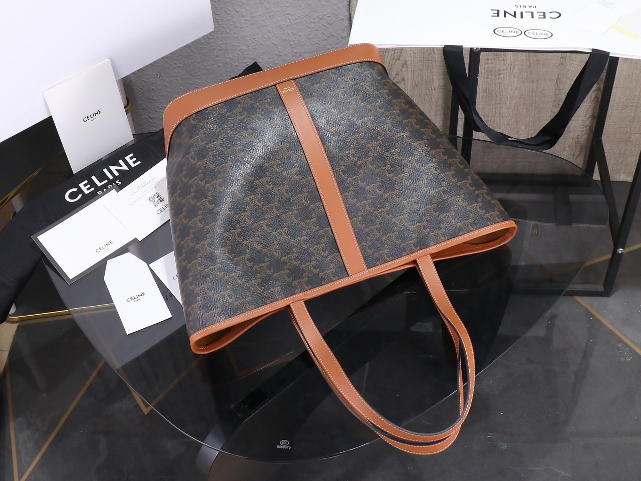 【CELINE】セリーヌ スーパーコピー ミディアム カバ / トリオンフキャンバス＆カーフスキン タン（115072CAS.04LU）