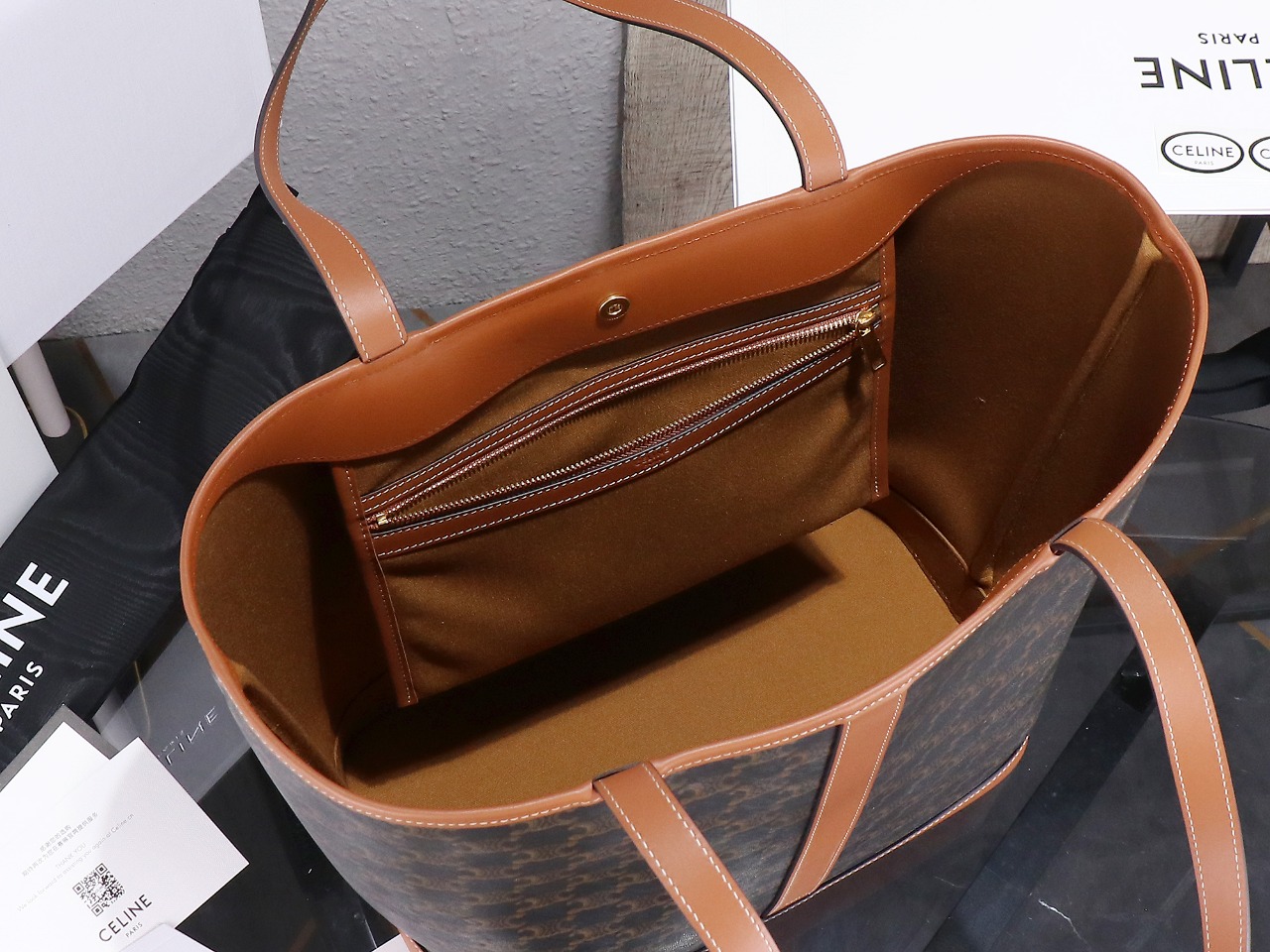 【CELINE】セリーヌ スーパーコピー ミディアム カバ / トリオンフキャンバス＆カーフスキン タン（115072CAS.04LU）