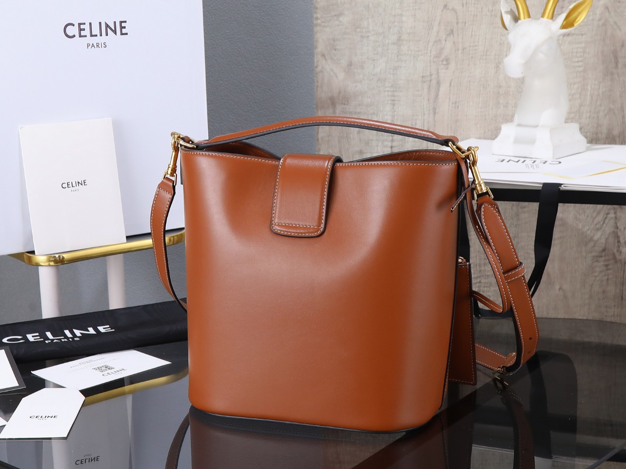 【CELINE】セリーヌ スーパーコピー LOUISE ミディアムバッグ スムースカーフスキン タン（116613FX9.04LU）