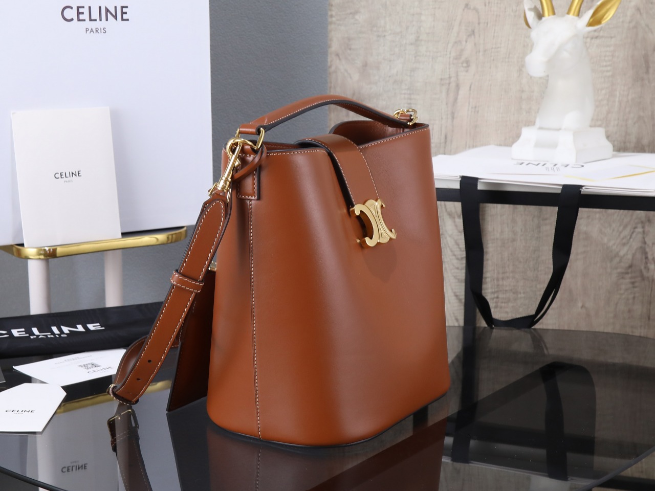 【CELINE】セリーヌ スーパーコピー LOUISE ミディアムバッグ スムースカーフスキン タン（116613FX9.04LU）