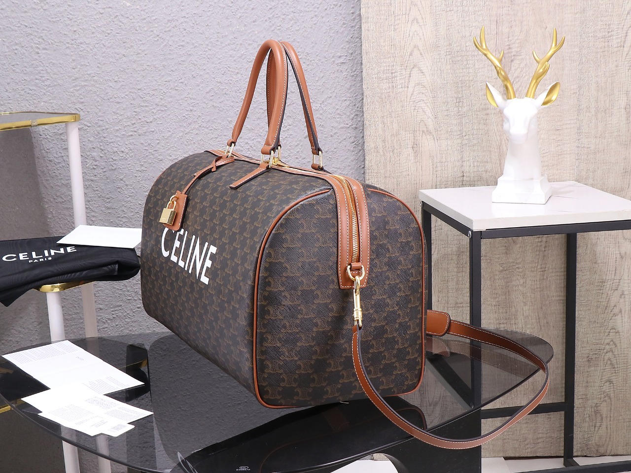 【CELINE】セリーヌ スーパーコピー ラージ ヴォヤージュバッグ / CELINEプリント入り トリオンフキャンバス タン（191472CYX.04LU）