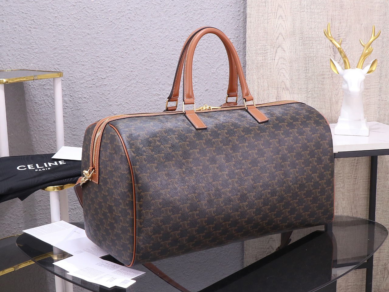 【CELINE】セリーヌ スーパーコピー ラージ ヴォヤージュバッグ / CELINEプリント入り トリオンフキャンバス タン（191472CYX.04LU）