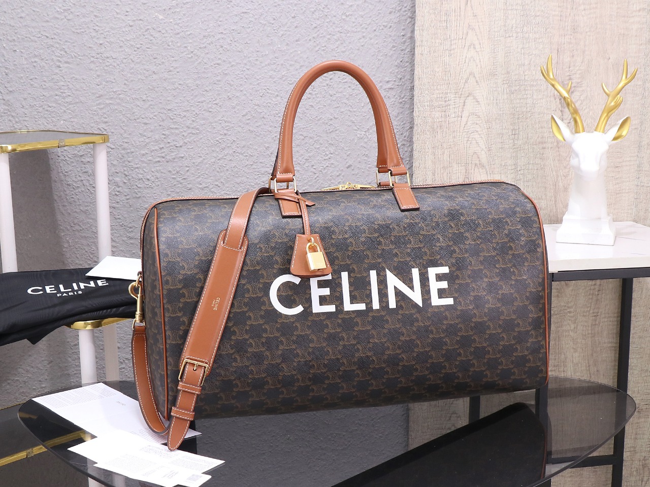 【CELINE】セリーヌ スーパーコピー ラージ ヴォヤージュバッグ / CELINEプリント入り トリオンフキャンバス タン（191472CYX.04LU）