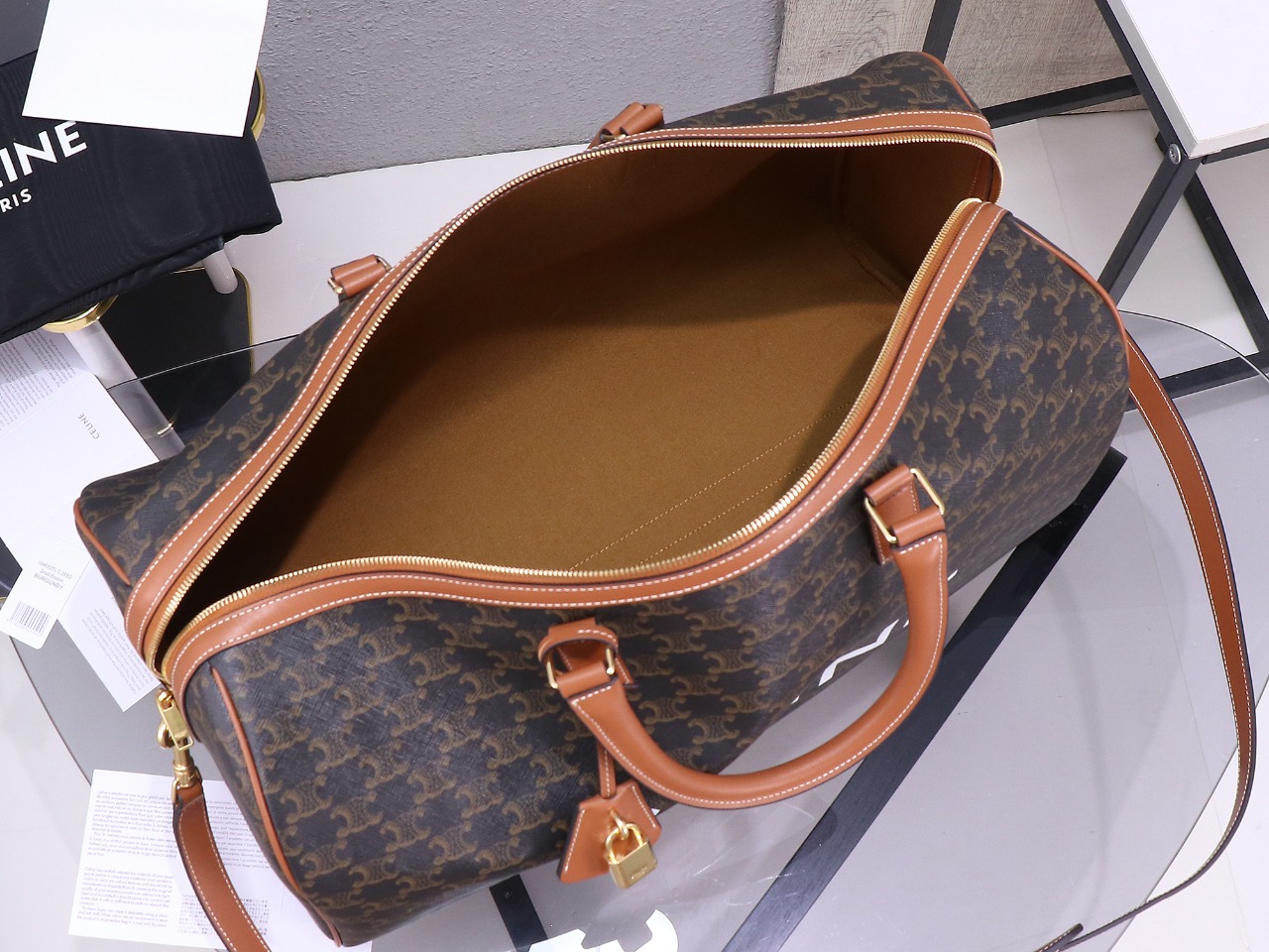 【CELINE】セリーヌ スーパーコピー ラージ ヴォヤージュバッグ / CELINEプリント入り トリオンフキャンバス タン（191472CYX.04LU）