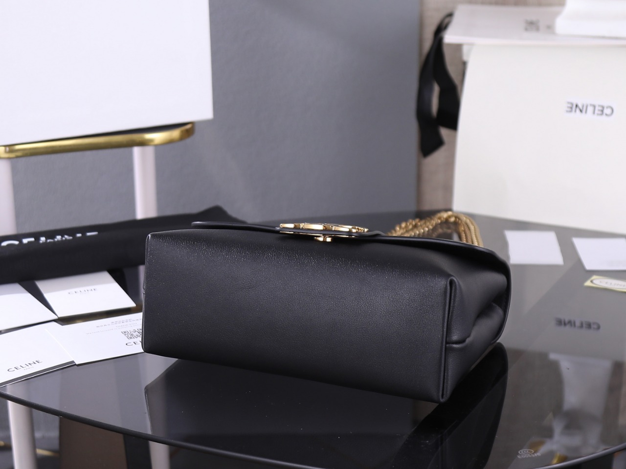 【CELINE】セリーヌ スーパーコピー ミディアム CELINE ヴィクトワール バッグ / サプル グレインドカーフスキン ブラック（115853FDU.38NO）