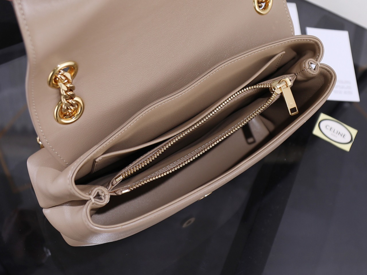 【CELINE】セリーヌ スーパーコピー ミディアム CELINE ヴィクトワール バッグ / サプル グレインドカーフスキン セピア（115853FDU.18BS）