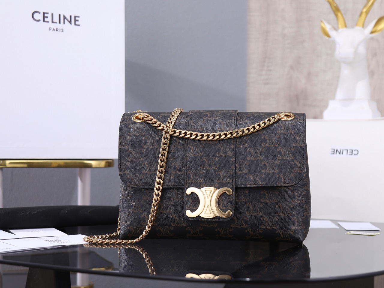 【CELINE】セリーヌ スーパーコピー ティーン CELINE ヴィクトワール バッグ / トリオンフキャンバス タン（116592FRH.04LU）