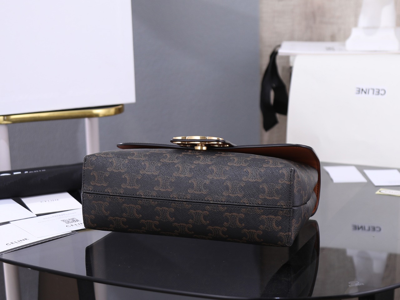 【CELINE】セリーヌ スーパーコピー ティーン CELINE ヴィクトワール バッグ / トリオンフキャンバス タン（116592FRH.04LU）