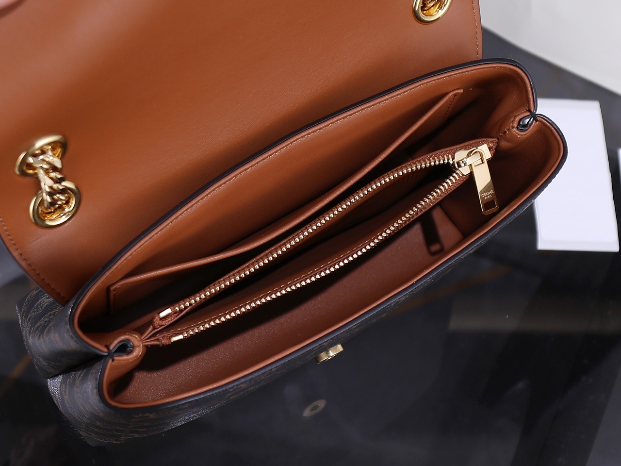 【CELINE】セリーヌ スーパーコピー ティーン CELINE ヴィクトワール バッグ / トリオンフキャンバス タン（116592FRH.04LU）