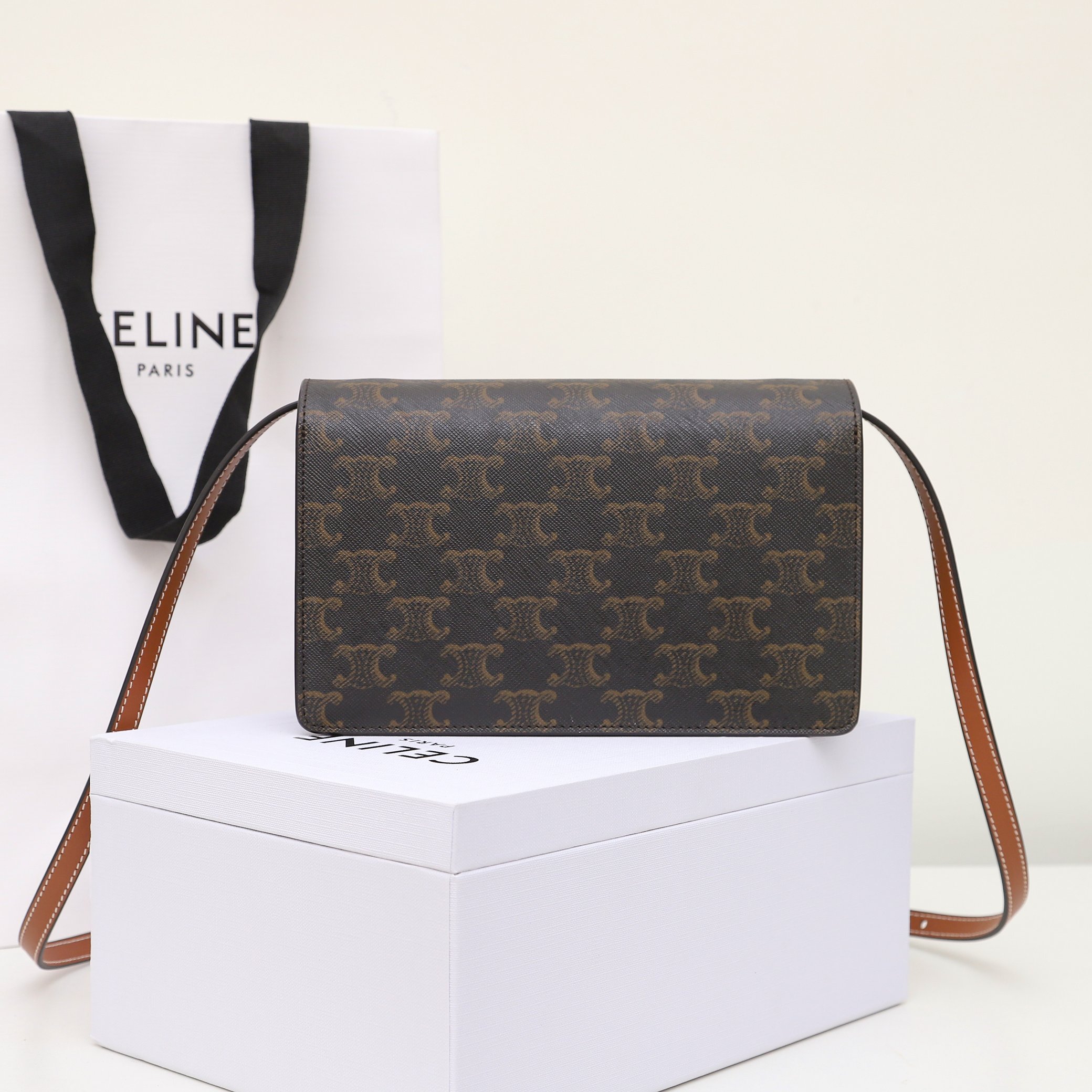 【CELINE】セリーヌ スーパーコピー ストラップ付きウォレット / トリオンフキャンバス＆カーフスキン タン（10D852CG9.04LU）