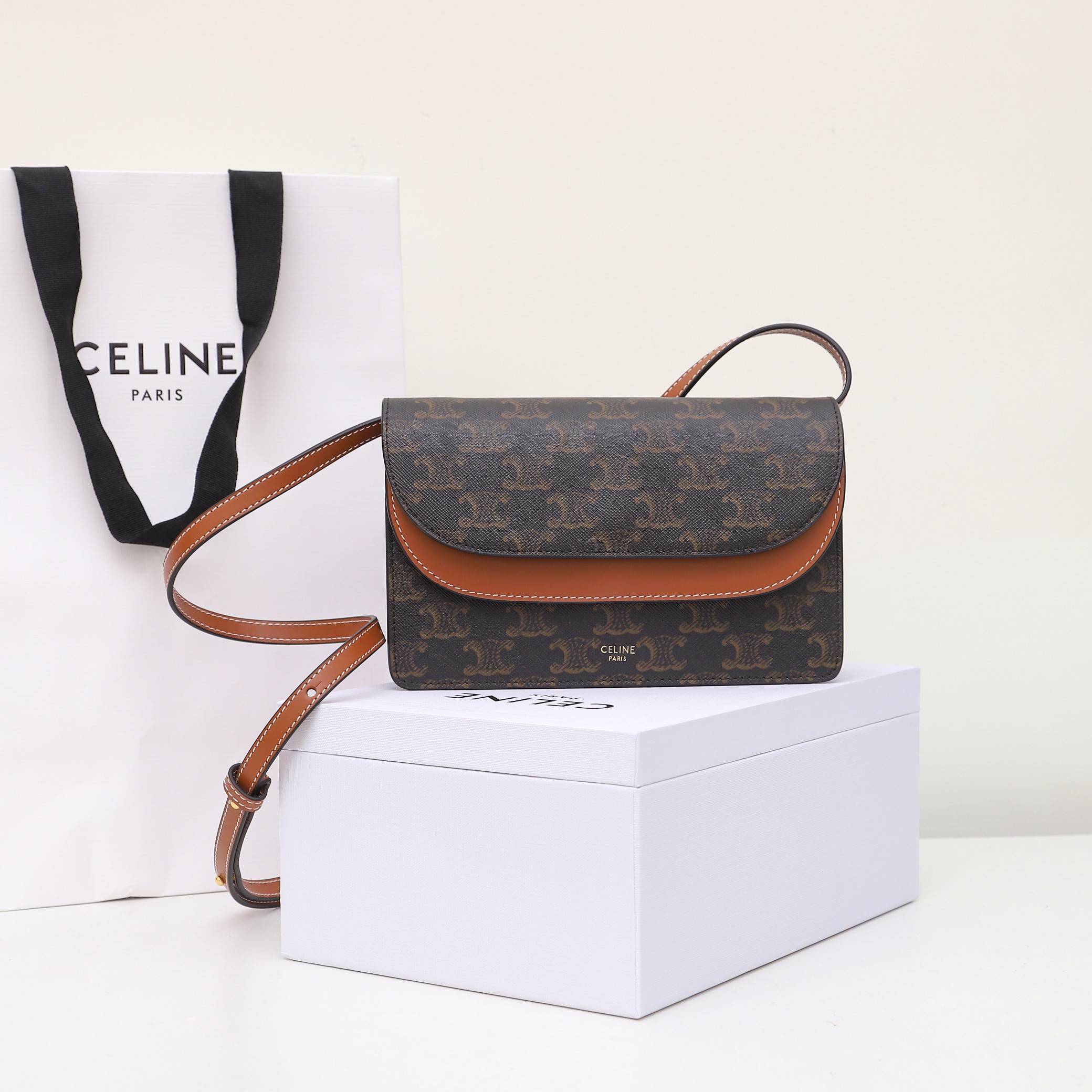 【CELINE】セリーヌ スーパーコピー ストラップ付きウォレット / トリオンフキャンバス＆カーフスキン タン（10D852CG9.04LU）
