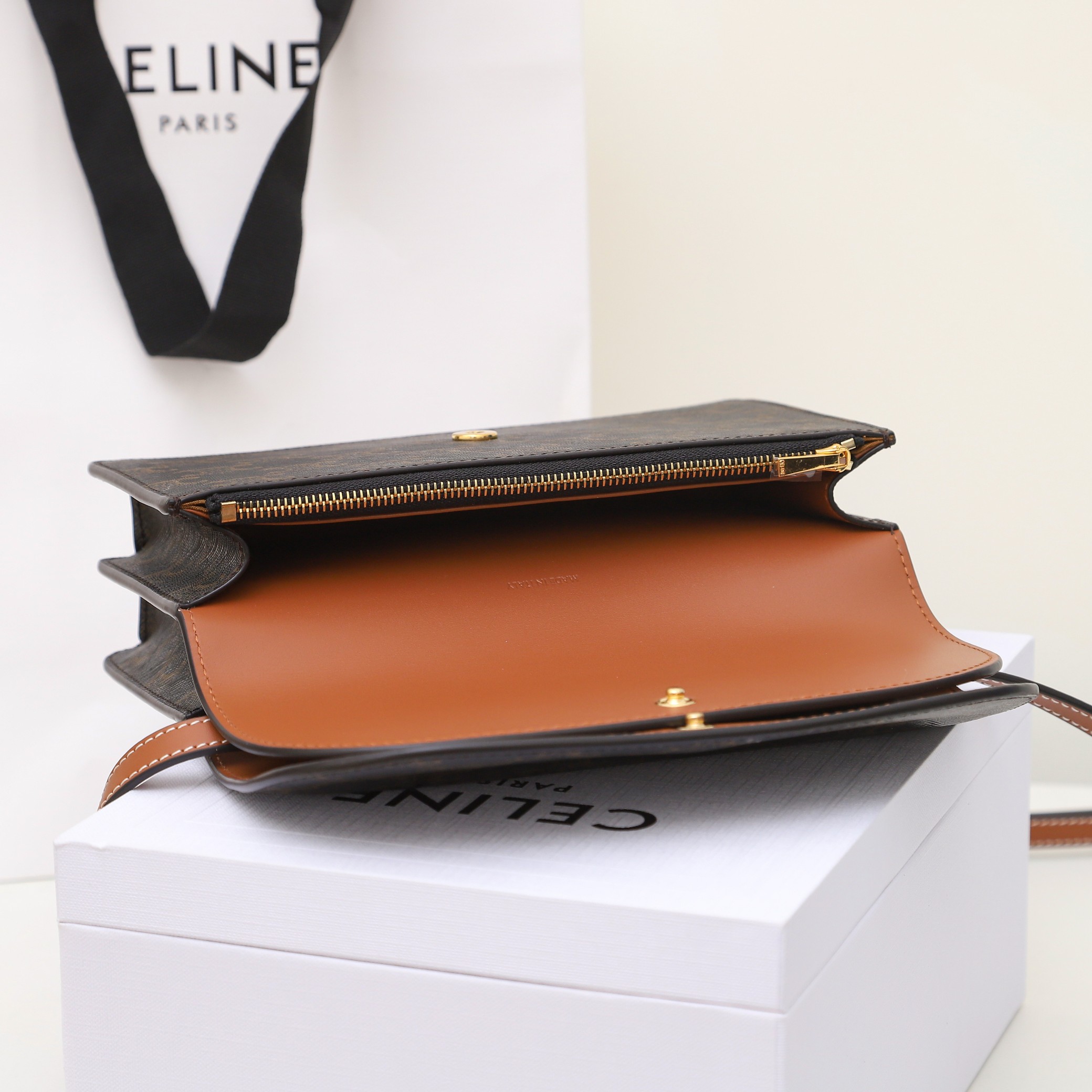 【CELINE】セリーヌ スーパーコピー ストラップ付きウォレット / トリオンフキャンバス＆カーフスキン タン（10D852CG9.04LU）
