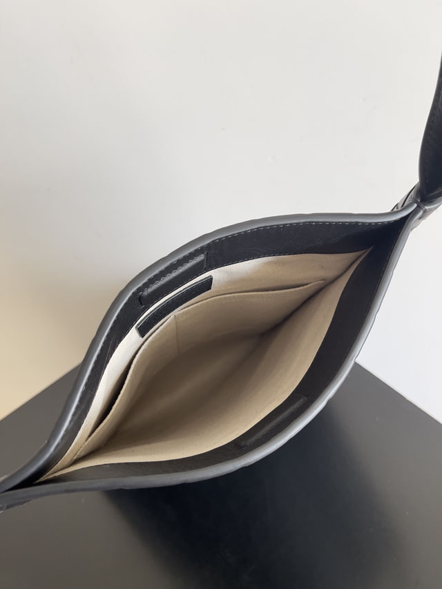 【BOTTEGA VENETA】ボッテガヴェネタ スーパーコピー ラージ フラット ループ ブラックショルダーバッグ（776204V2HL18803）