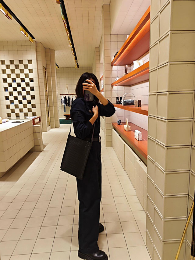 【BOTTEGA VENETA】ボッテガヴェネタ スーパーコピー ラージ フラット ループ ブラックショルダーバッグ（776204V2HL18803）