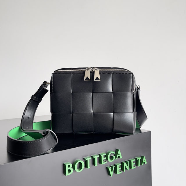 【BOTTEGA VENETA】ボッテガヴェネタ スーパーコピー カセット カメラバッグ ブラック/パラキート（730027V29E01091）