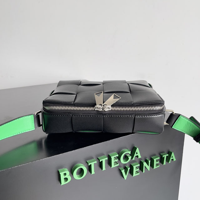 【BOTTEGA VENETA】ボッテガヴェネタ スーパーコピー カセット カメラバッグ ブラック/パラキート（730027V29E01091）