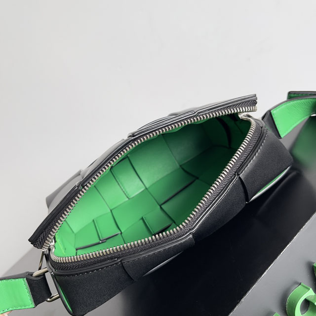 【BOTTEGA VENETA】ボッテガヴェネタ スーパーコピー カセット カメラバッグ ブラック/パラキート（730027V29E01091）