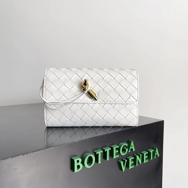 【BOTTEGA VENETA】ボッテガヴェネタ スーパーコピー アンディアーモ ラージ フラップウォレット（741504VCPP39195）