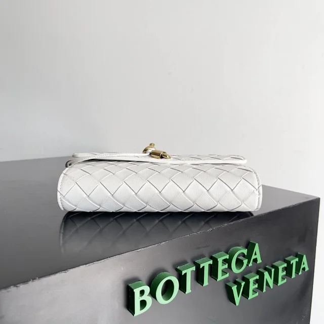 【BOTTEGA VENETA】ボッテガヴェネタ スーパーコピー アンディアーモ ラージ フラップウォレット（741504VCPP39195）