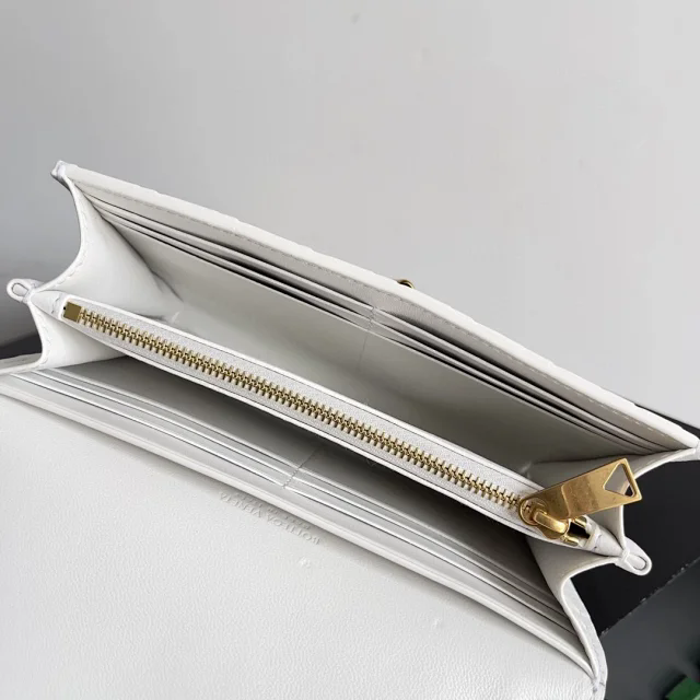 【BOTTEGA VENETA】ボッテガヴェネタ スーパーコピー アンディアーモ ラージ フラップウォレット（741504VCPP39195）