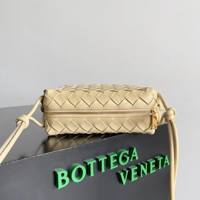 【BOTTEGA VENETA】ボッテガヴェネタ スーパーコピー ミニ ループ カメラバッグ(680254V1G112700)