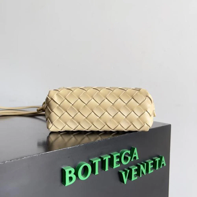 【BOTTEGA VENETA】ボッテガヴェネタ スーパーコピー ミニ ループ カメラバッグ(680254V1G112700)