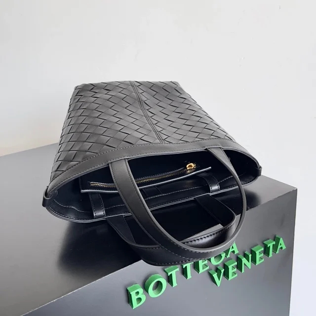【BOTTEGA VENETA】ボッテガヴェネタ スーパーコピー イントレチャートレザーのスモールトートバッグ ネロ（754916VCPP11019）